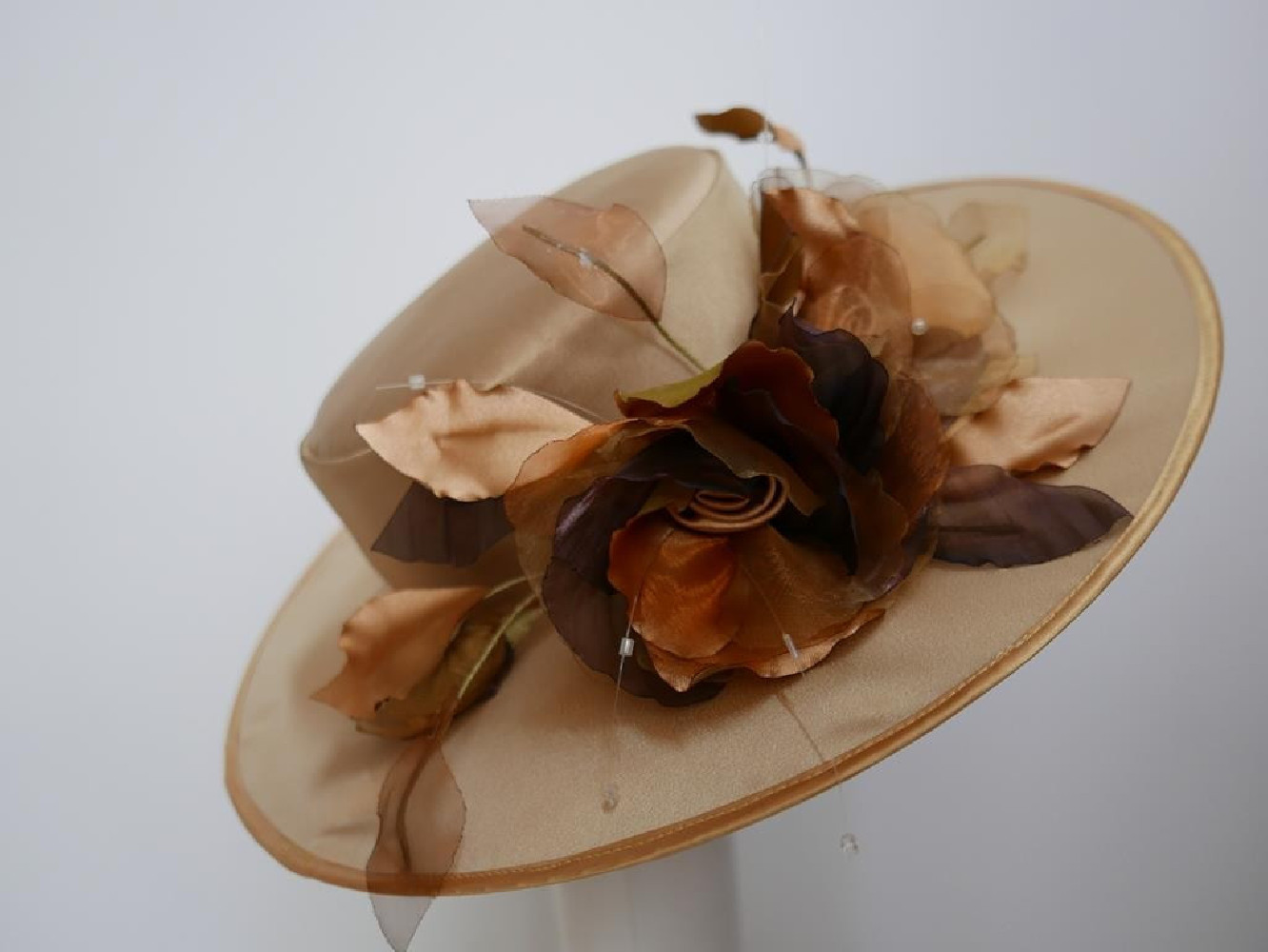 Bezowy kanotier z tkaniny z kwiatami