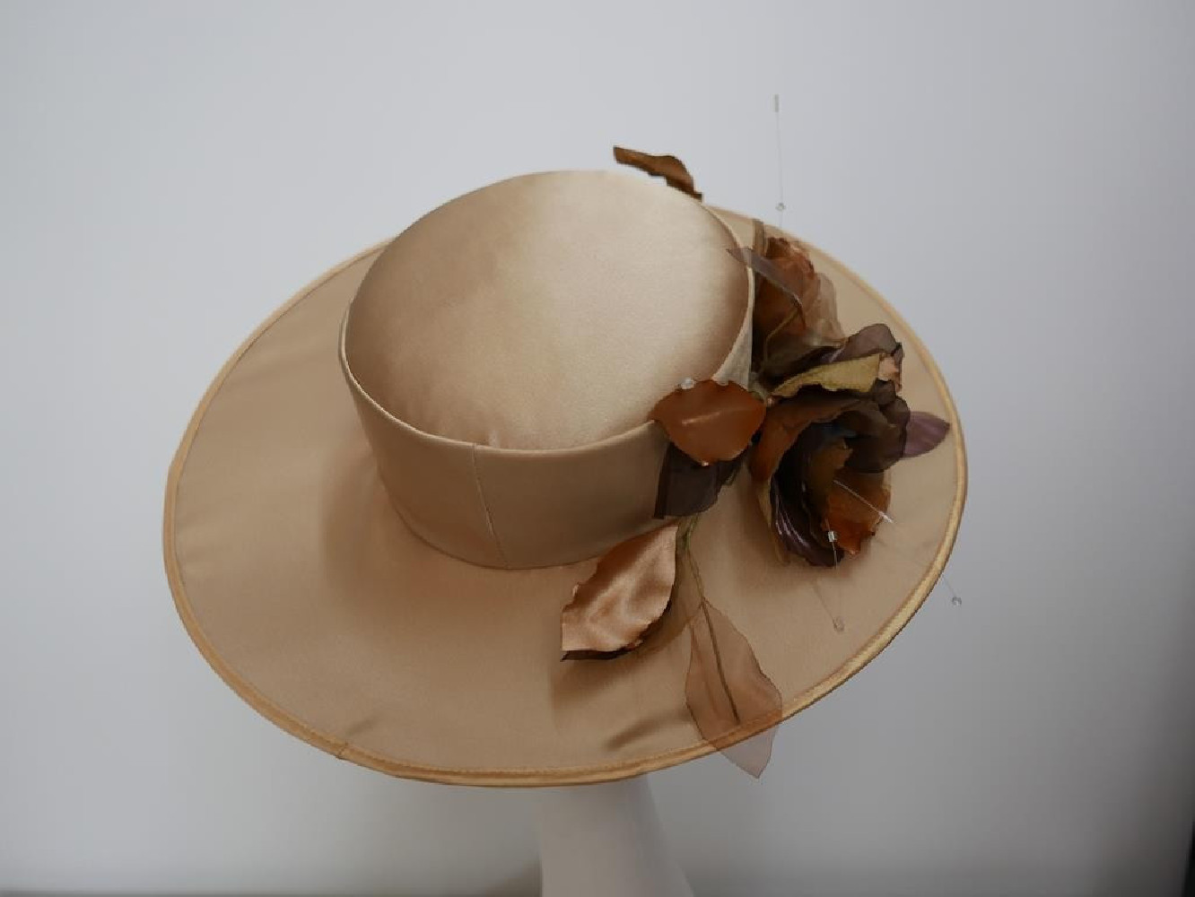 Bezowy kanotier z tkaniny z kwiatami