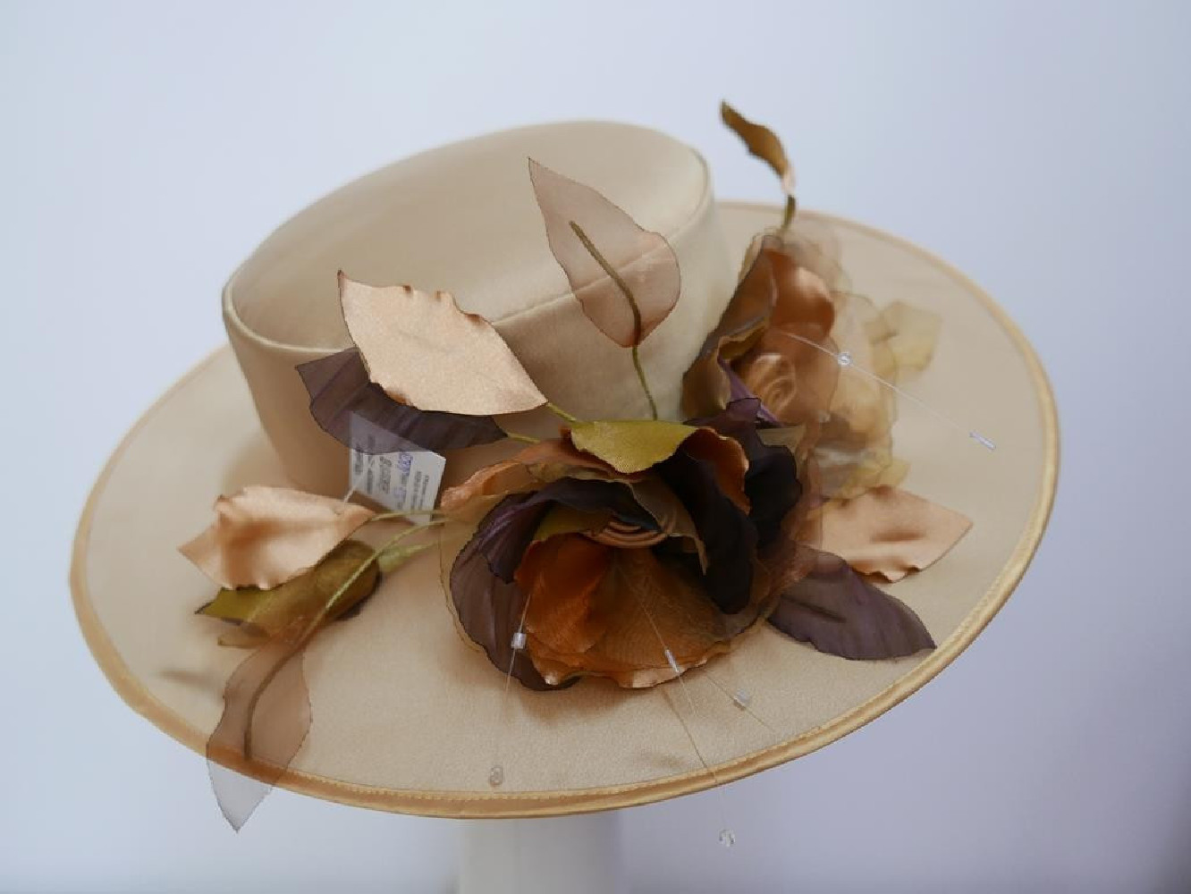 Bezowy kanotier z tkaniny z kwiatami