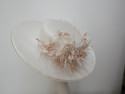 Kremowo beżowy kanotier z tkaniny z woalką