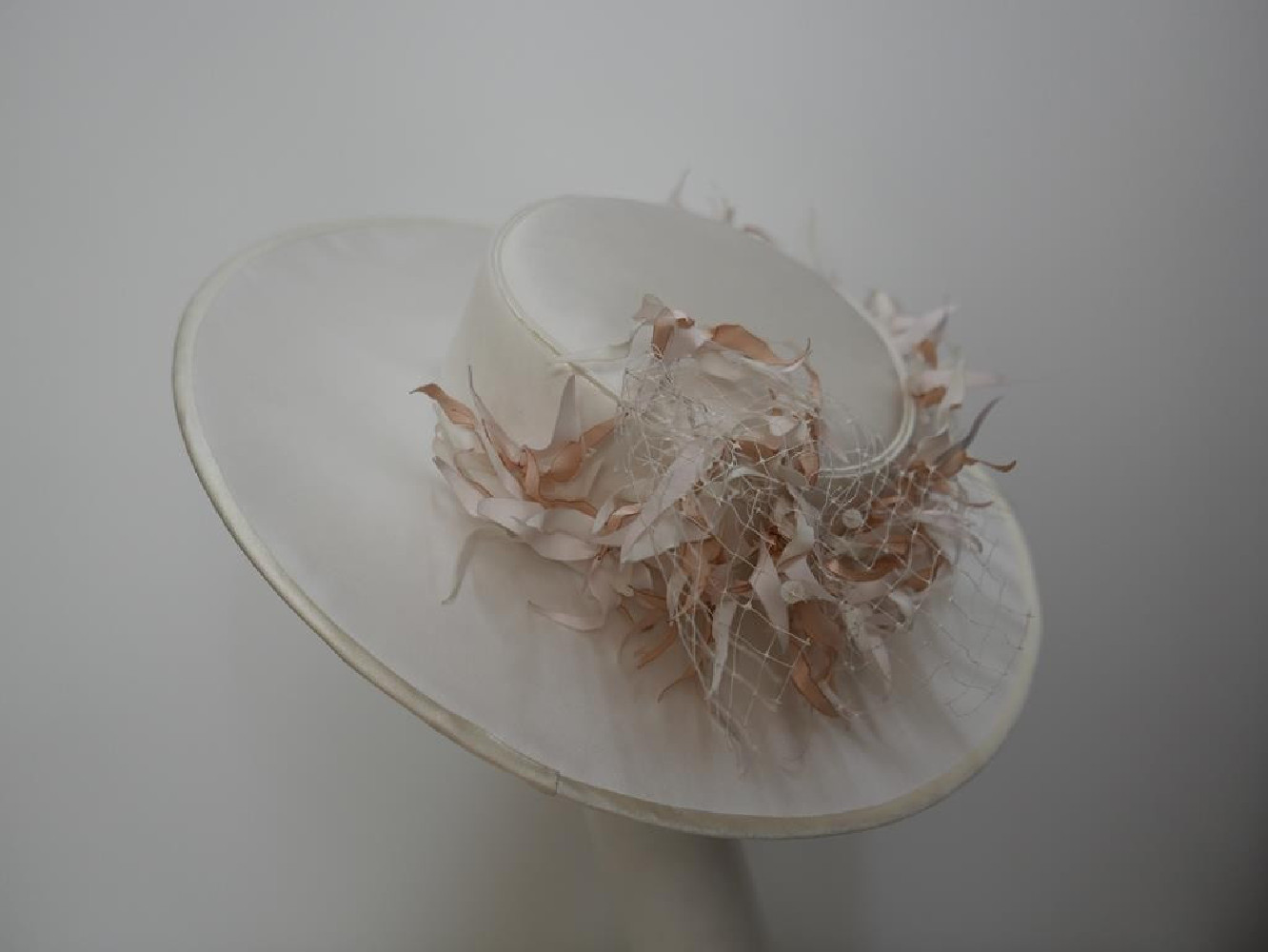 Kremowo beżowy kanotier z tkaniny z woalką