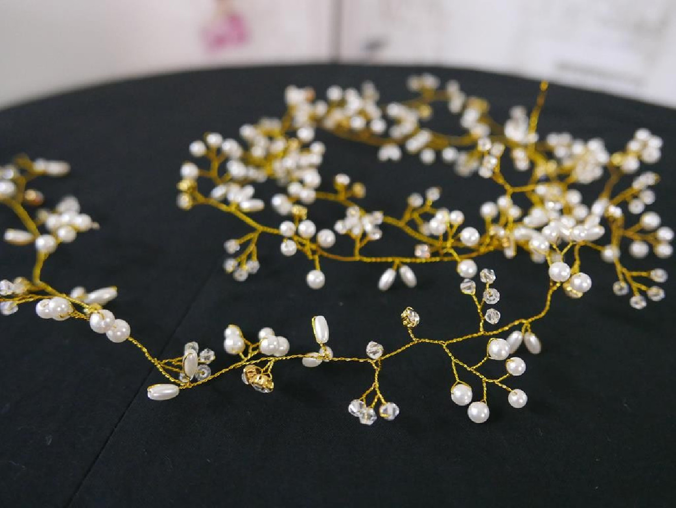 Biały wianek wężyk - fantazyjny stroik 150 cm złota osnowa