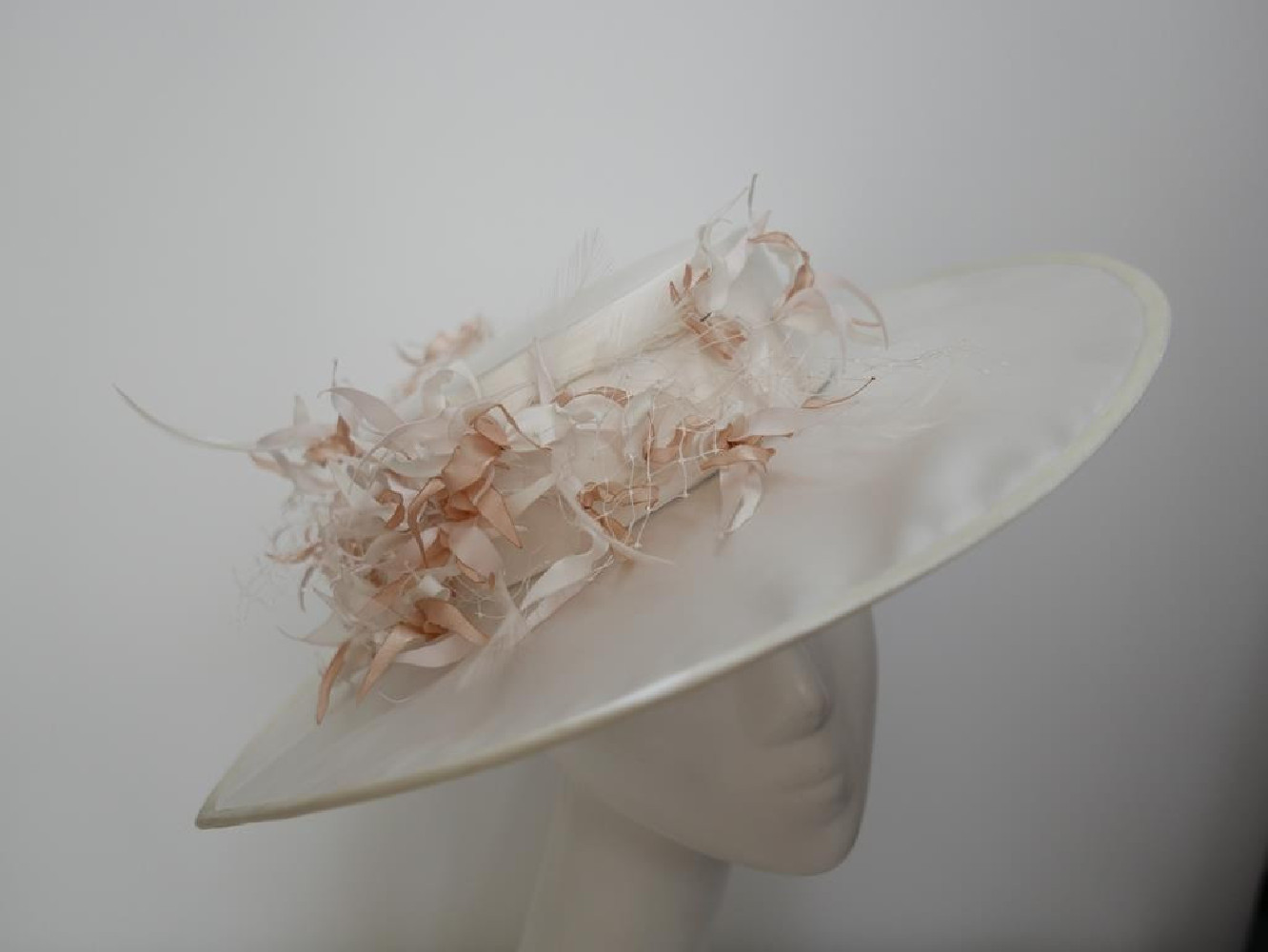 Kremowo beżowy kanotier z tkaniny z woalką