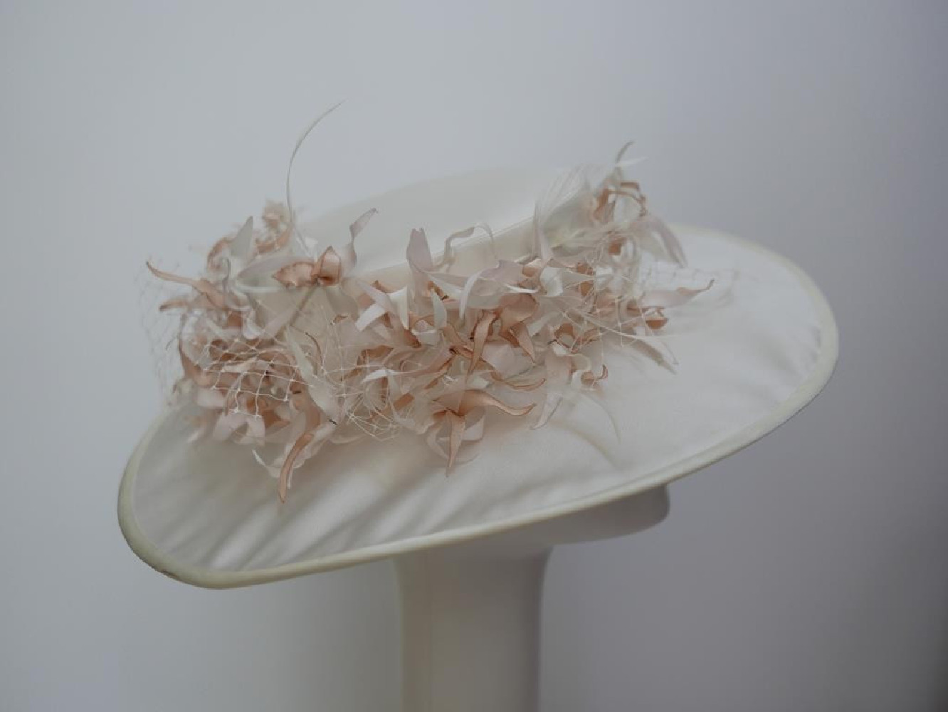 Kremowo beżowy kanotier z tkaniny z woalką