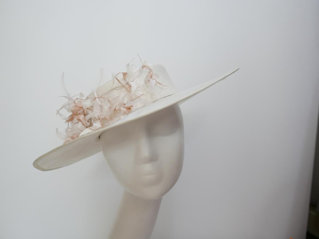 Kremowo beżowy kanotier z tkaniny z woalką