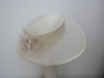 Kremowy kanotier z tkaniny z woalką