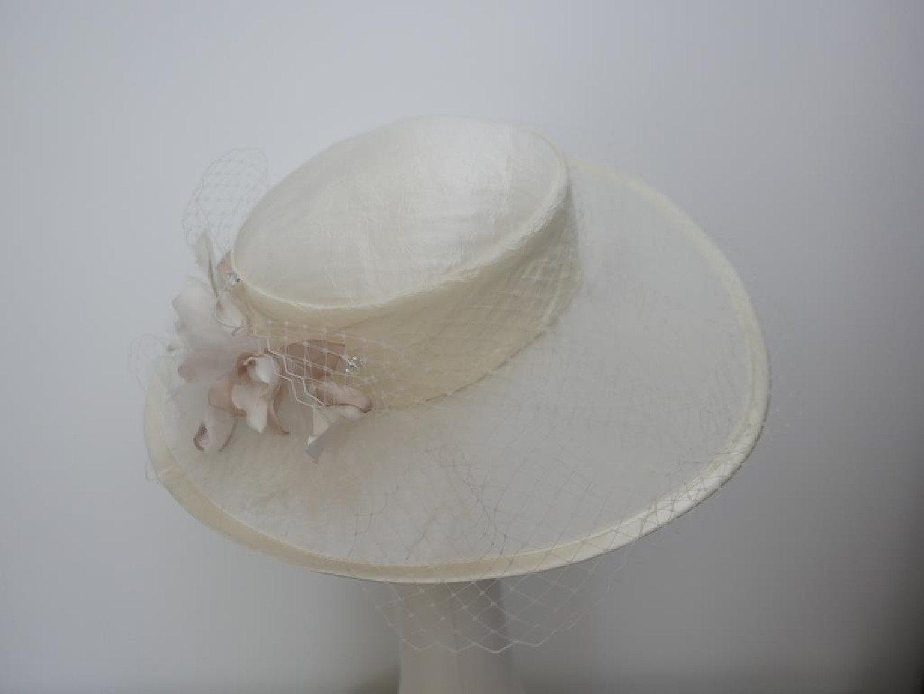 Kremowy kanotier z tkaniny z woalką