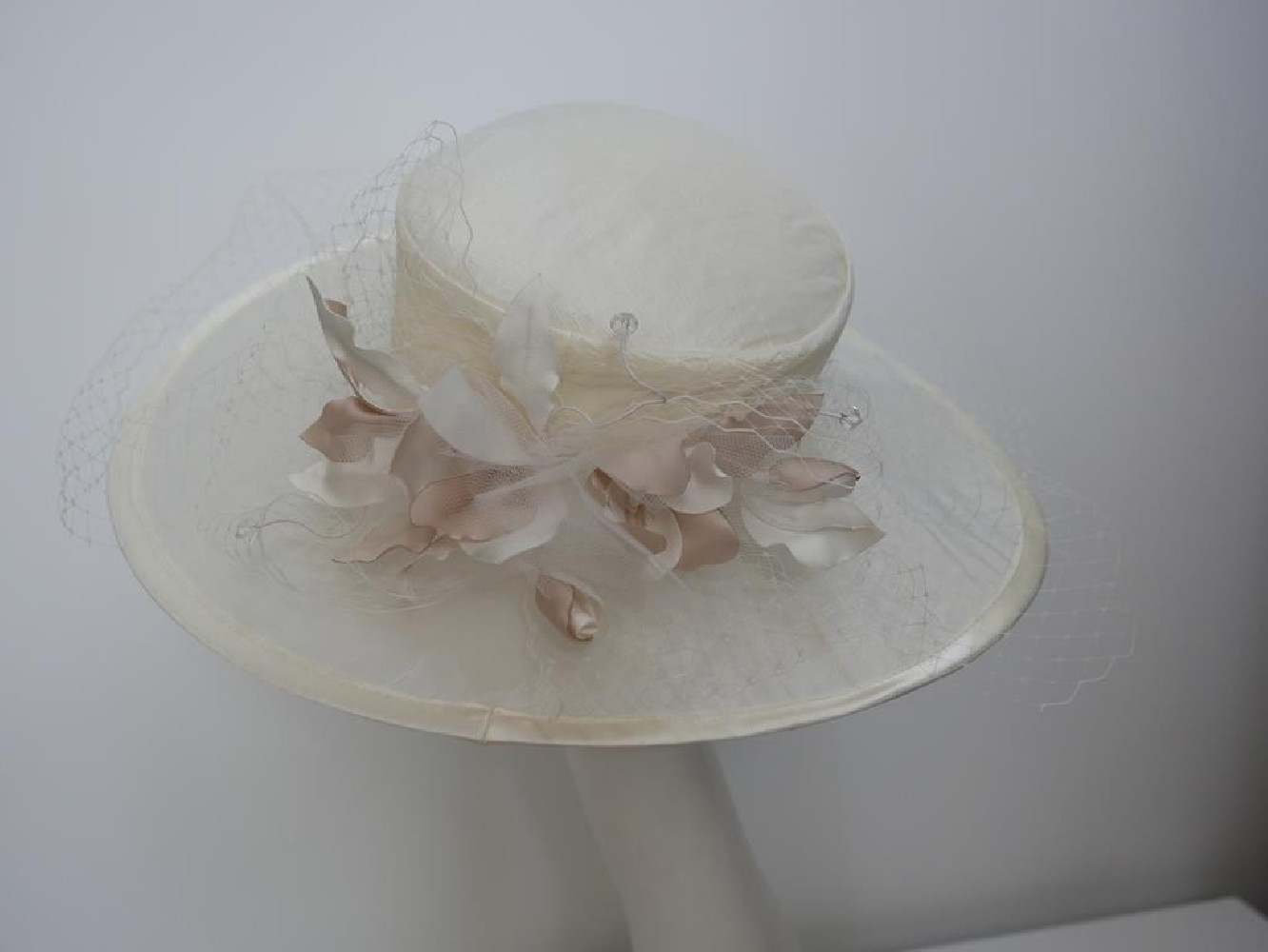 Kremowy kanotier z tkaniny z woalką