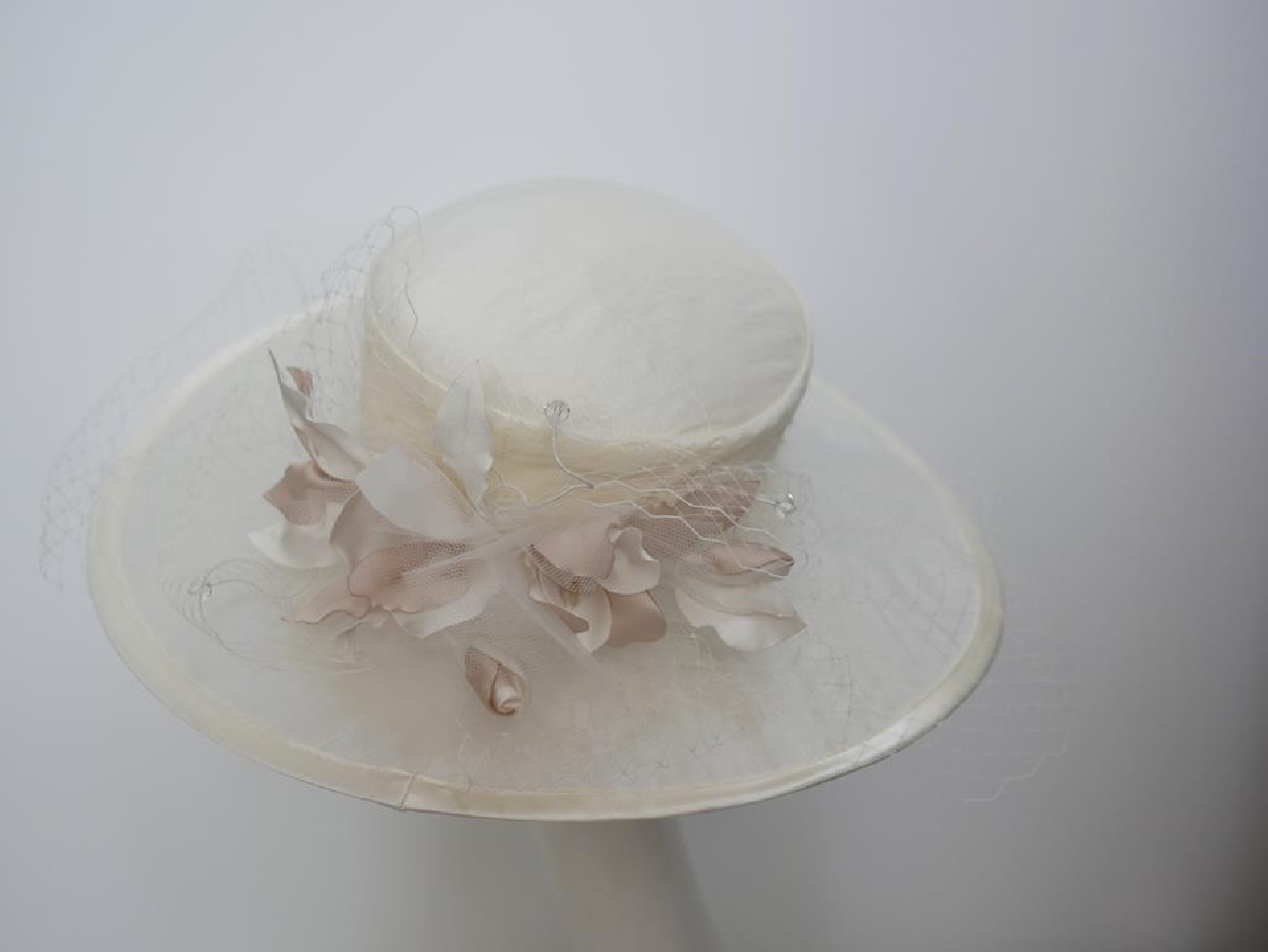 Kremowy kanotier z tkaniny z woalką