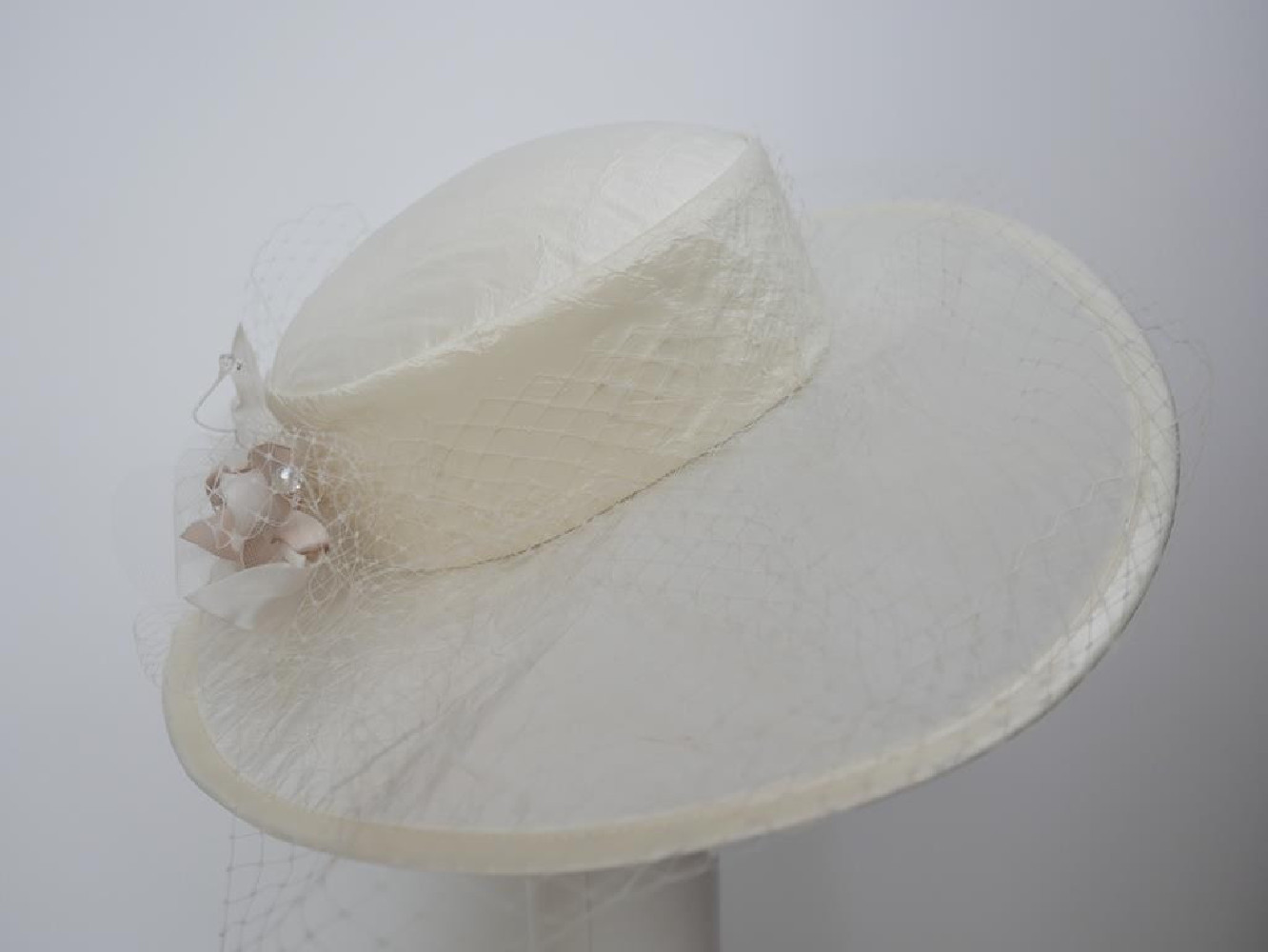 Kremowy kanotier z tkaniny z woalką