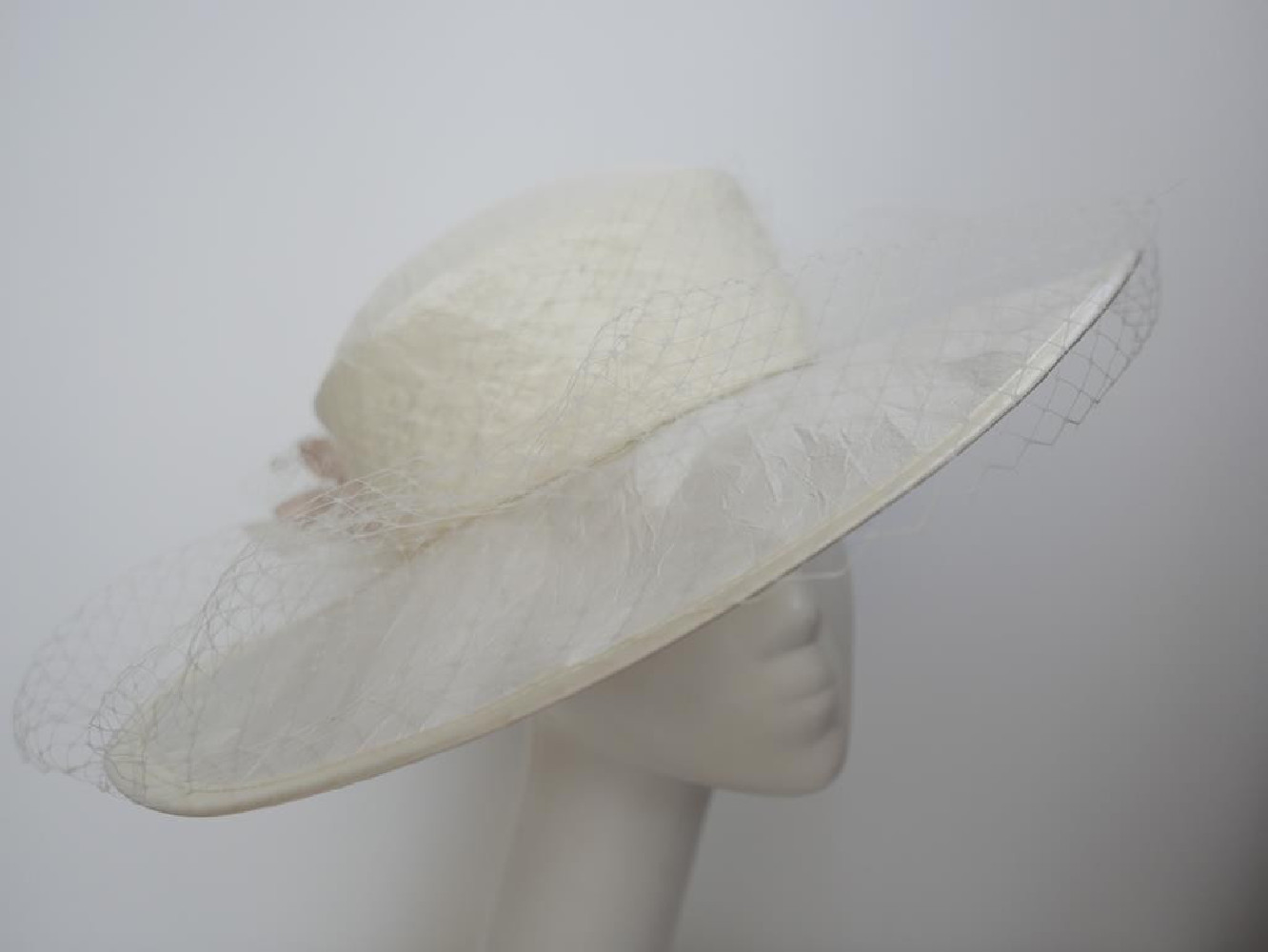 Kremowy kanotier z tkaniny z woalką