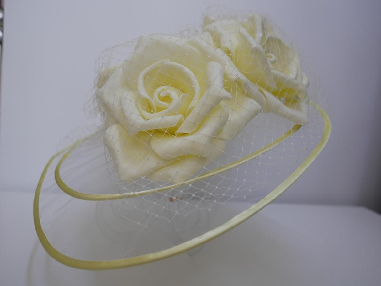 Śmietankowo żółty szałowy kapelusz wizytowy