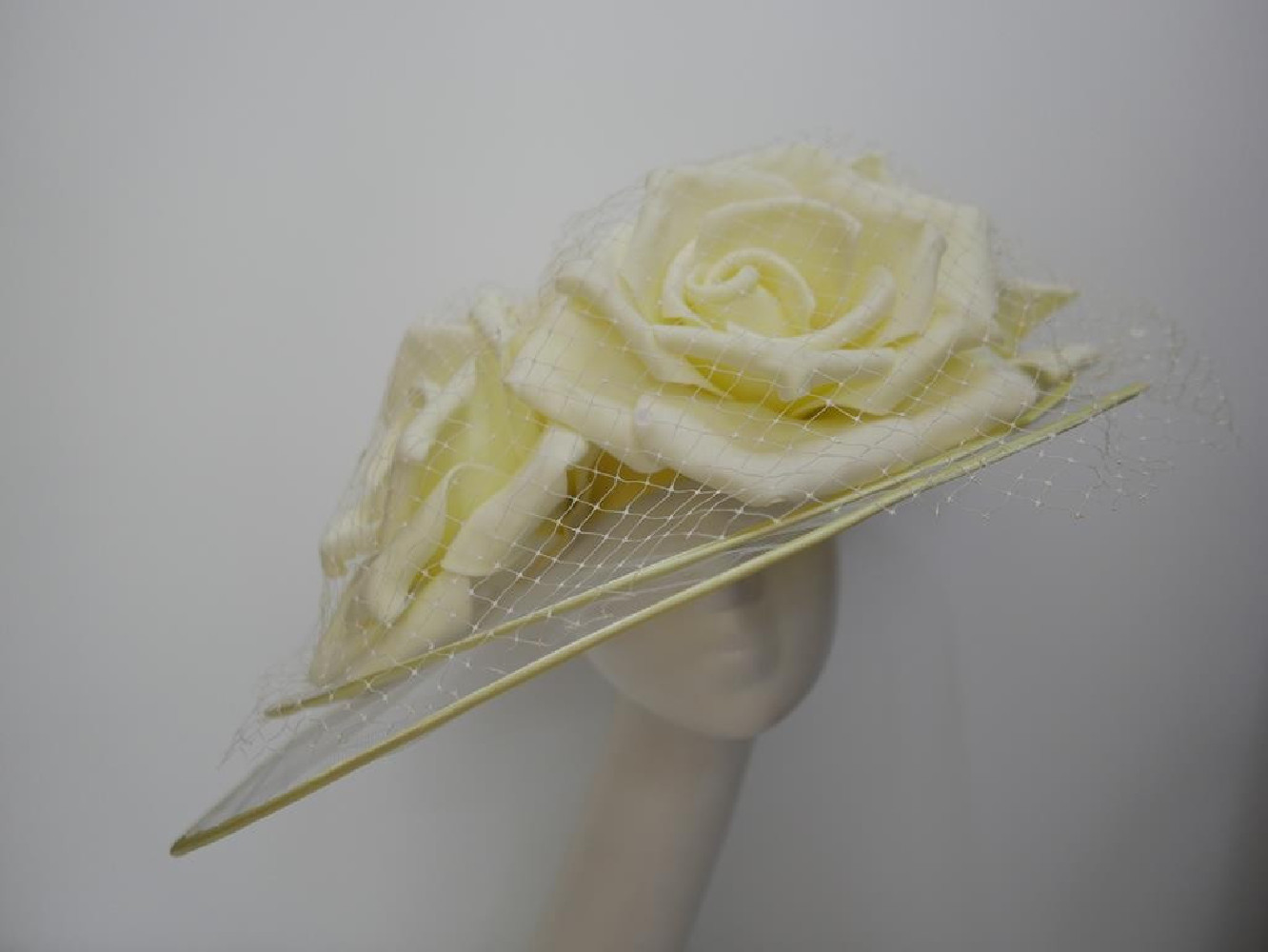 Śmietankowo żółty szałowy kapelusz wizytowy