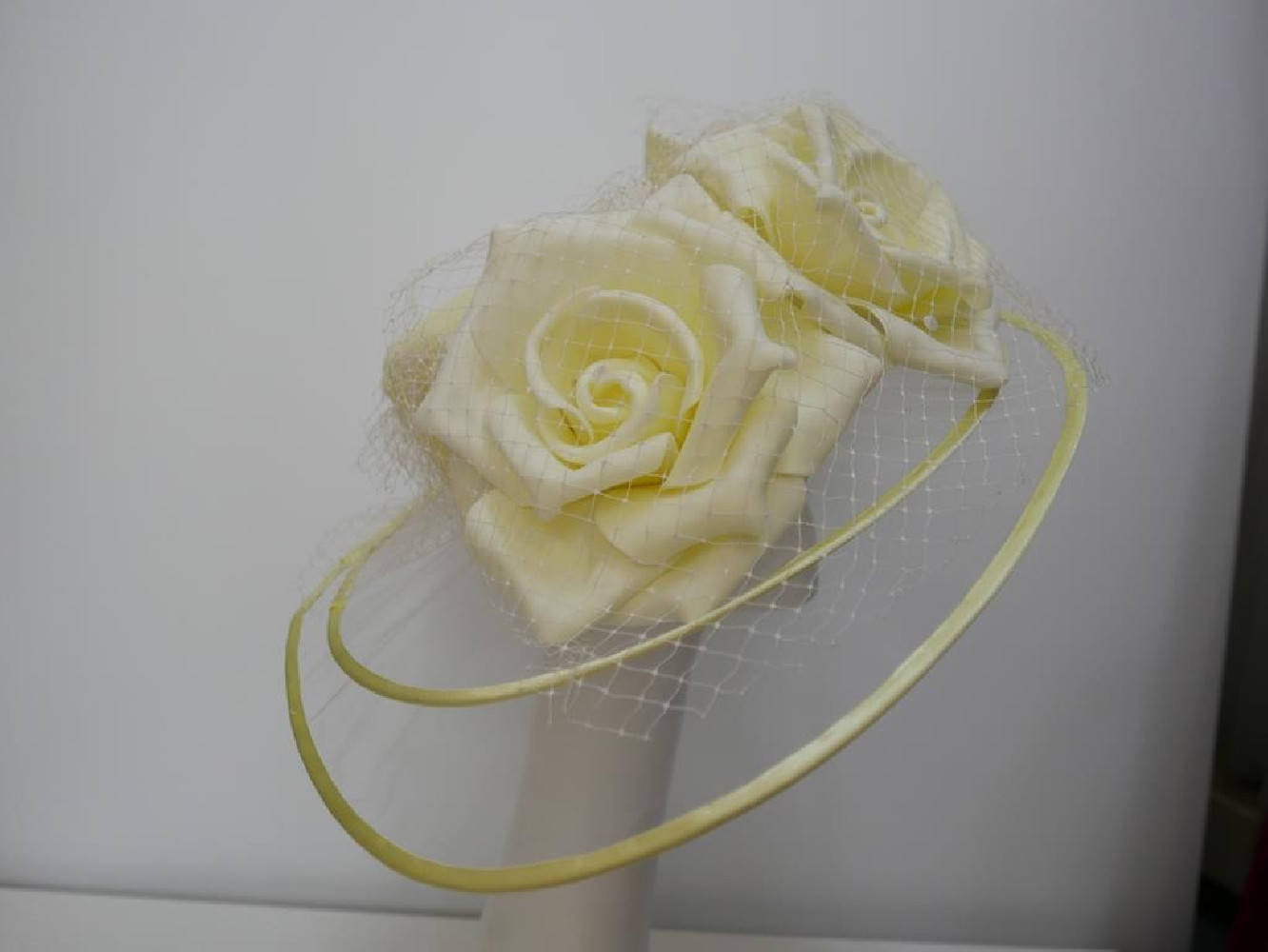 Śmietankowo żółty szałowy kapelusz wizytowy