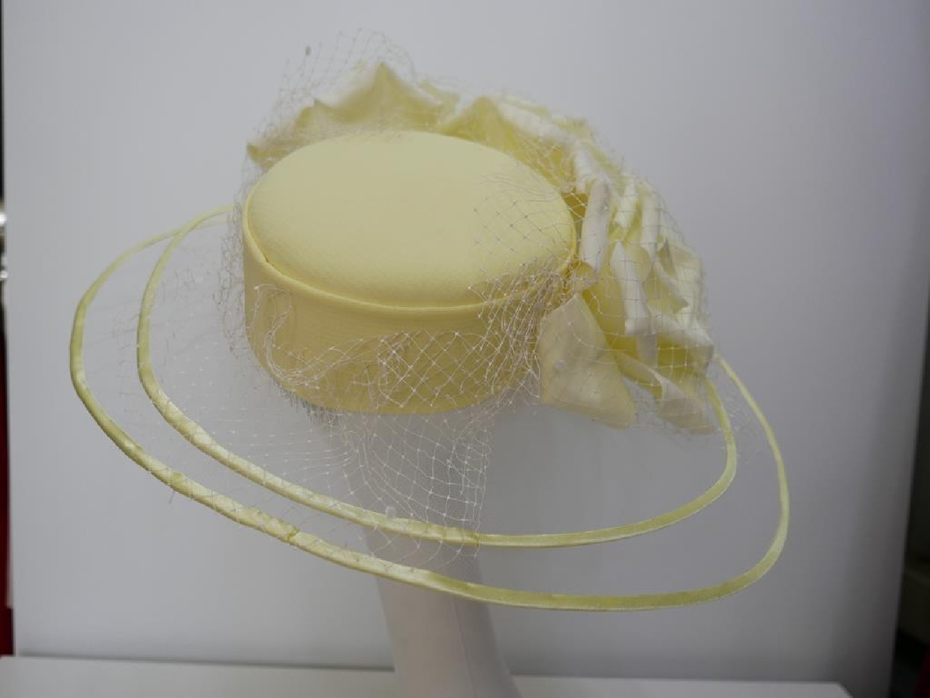 Śmietankowo żółty szałowy kapelusz wizytowy