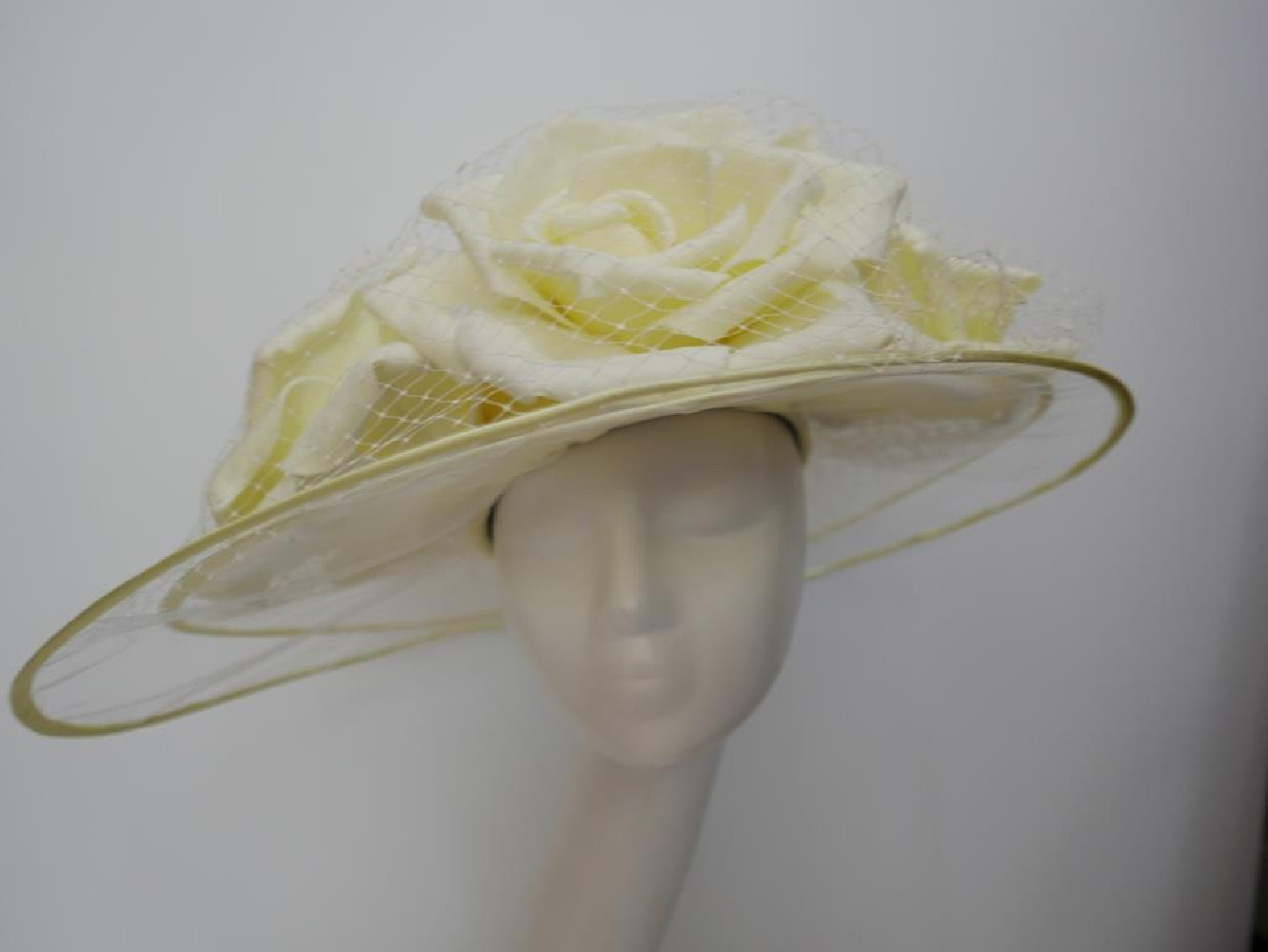 Śmietankowo żółty szałowy kapelusz wizytowy