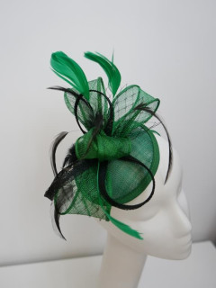 Zielono czarny fascynator z sinamay na przepasce