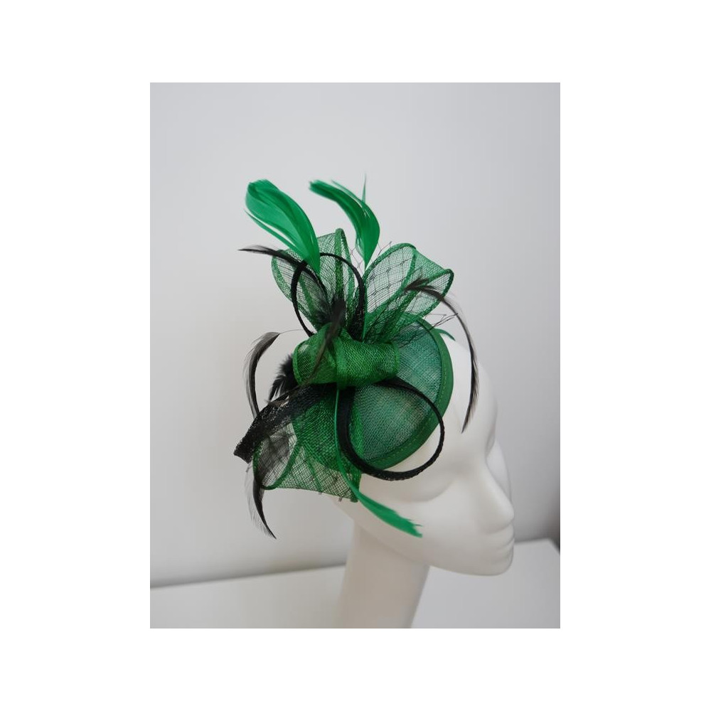 Zielono czarny fascynator z sinamay na przepasce