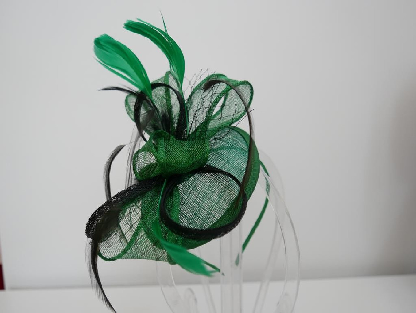 Zielono czarny fascynator z sinamay na przepasce