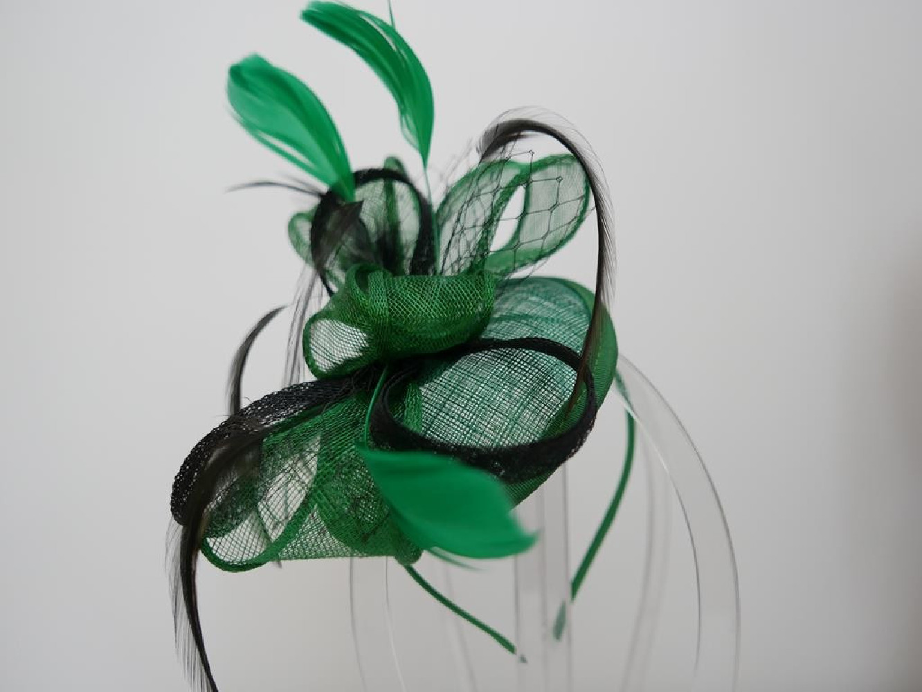 Zielono czarny fascynator z sinamay na przepasce