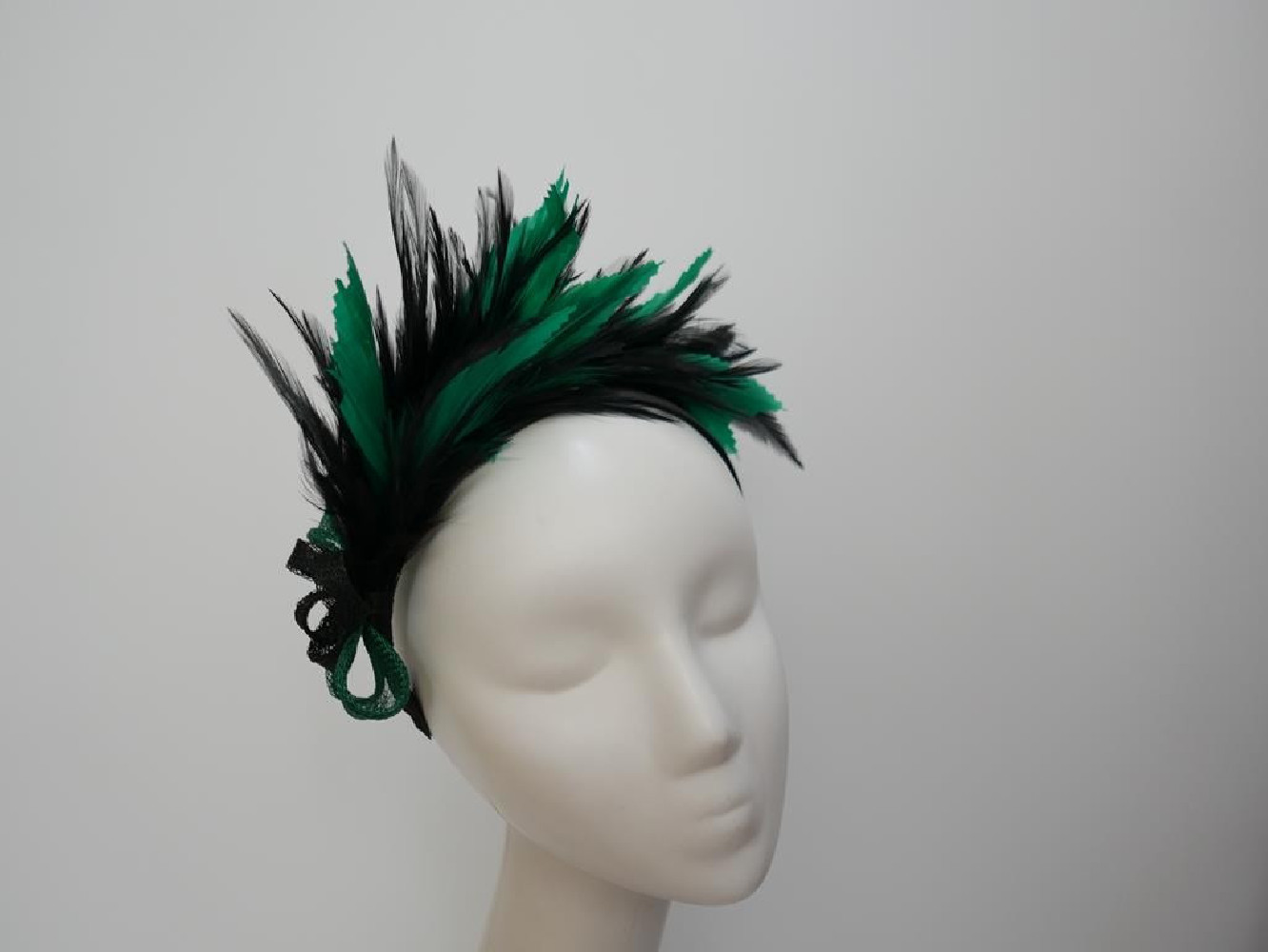 Czarno zielony fascynator z piór z sinamay