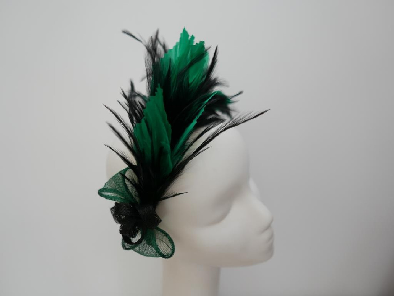 Czarno zielony fascynator z piór z sinamay