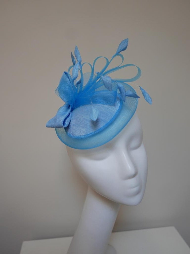 Błękitny mini toczek z tkaniny z crin