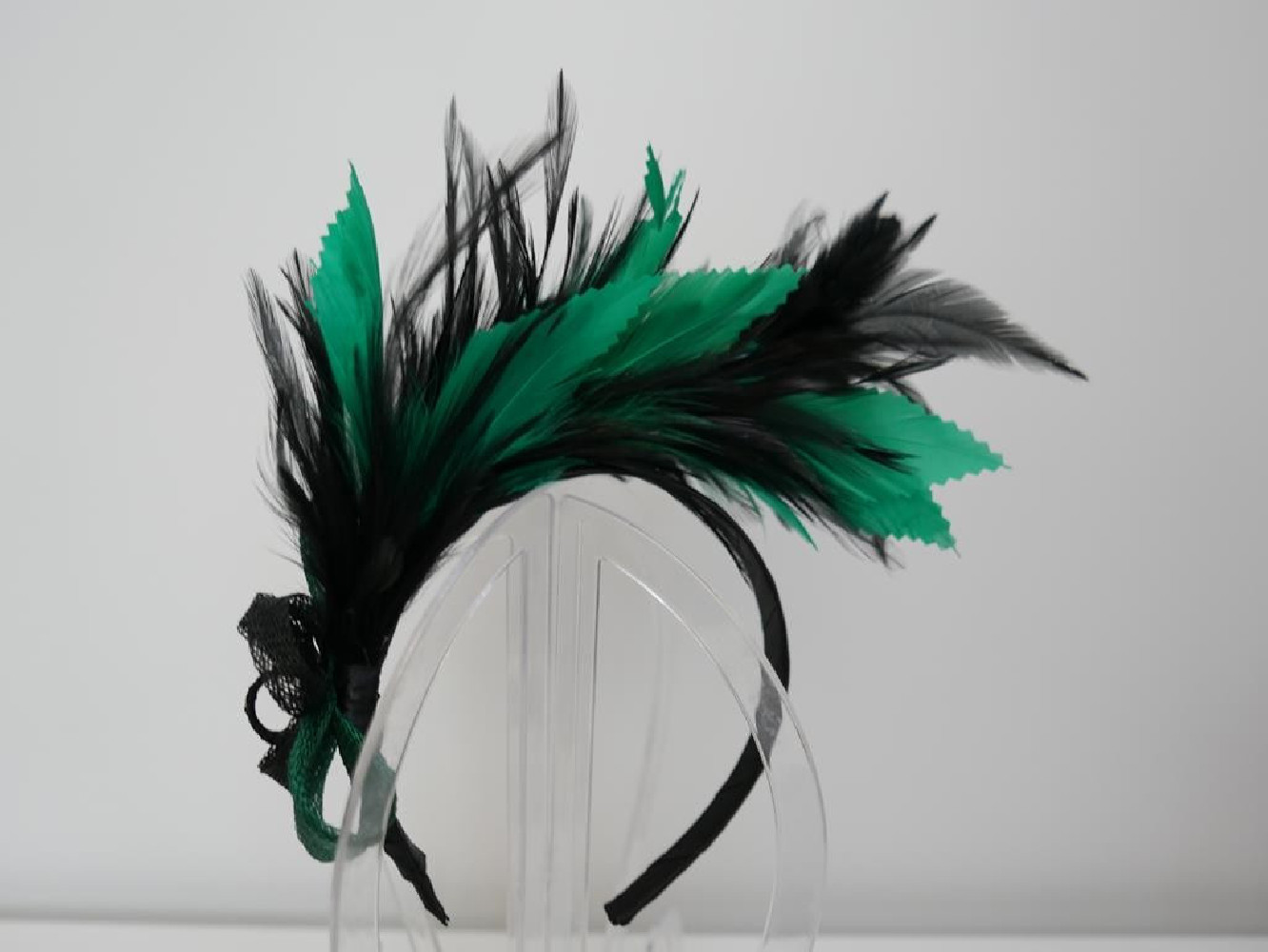 Czarno zielony fascynator z piór z sinamay