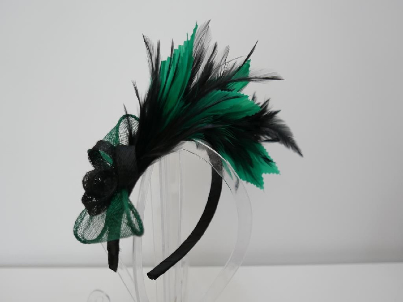 Czarno zielony fascynator z piór z sinamay