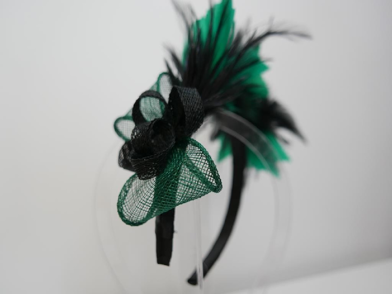 Czarno zielony fascynator z piór z sinamay