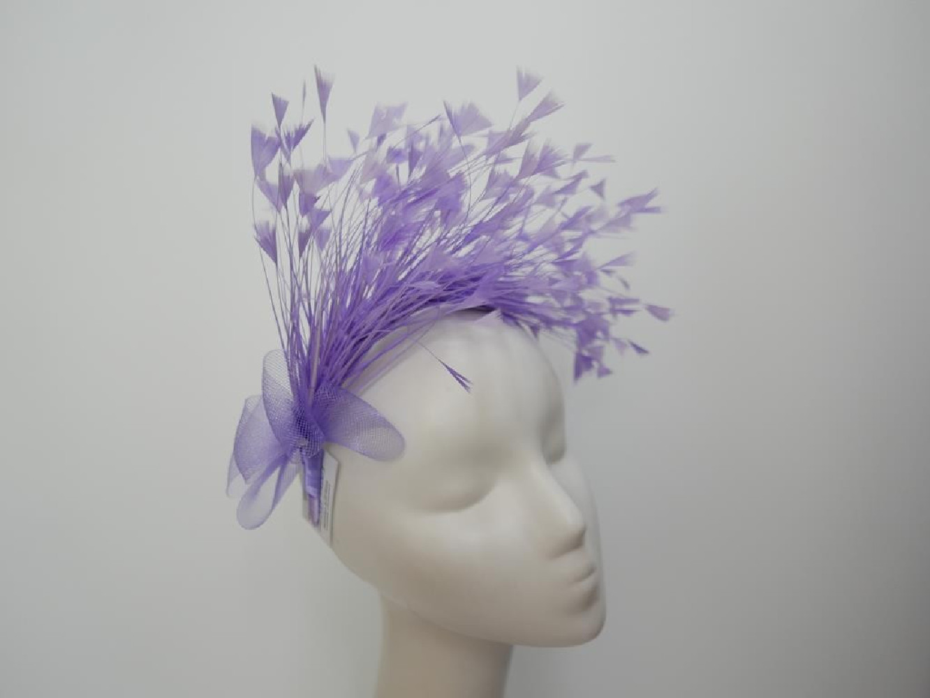 Lawendowy fascynator z piór i crin