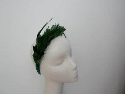 Zielony fascynator z piór