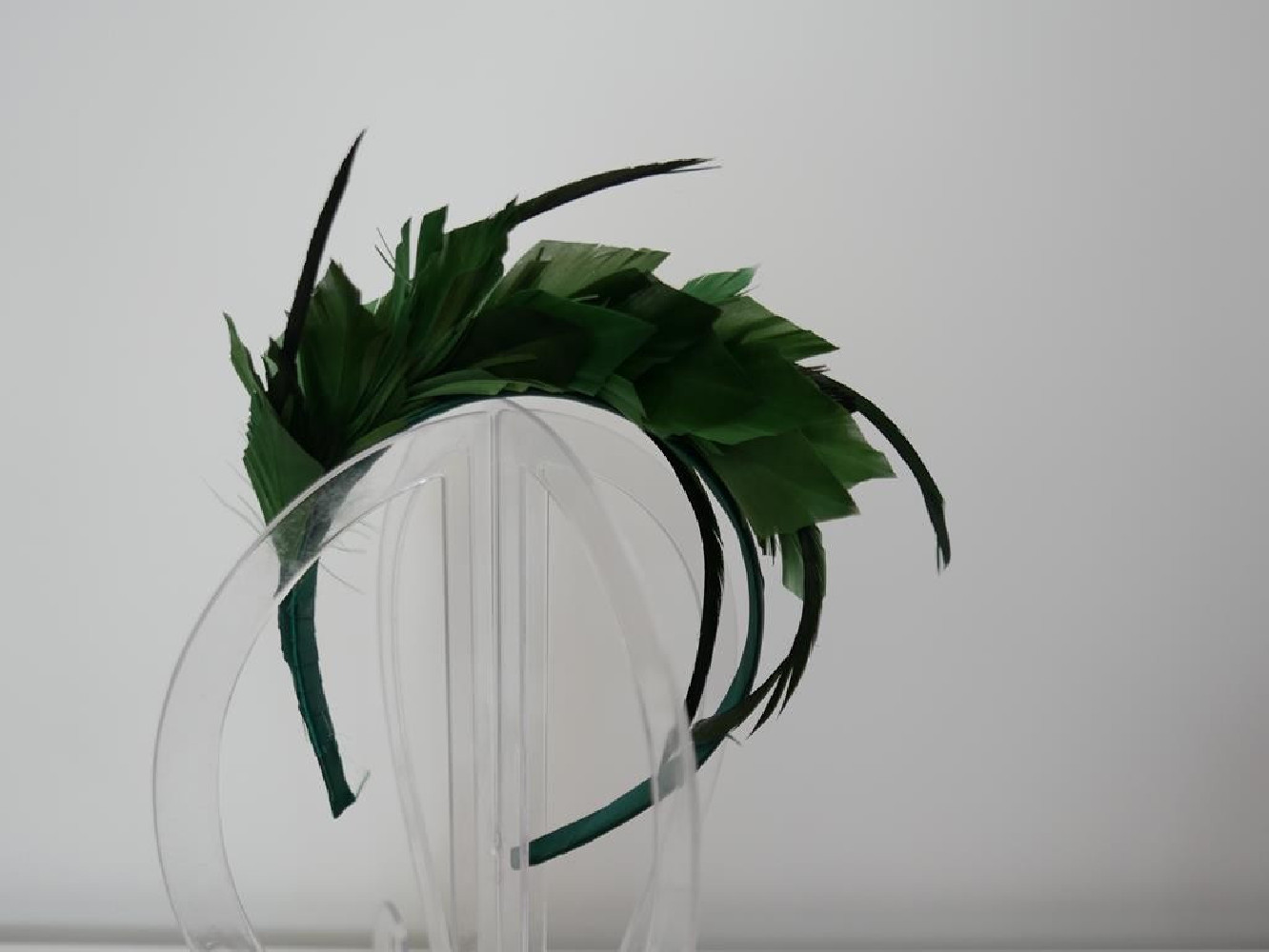 Zielony fascynator z piór