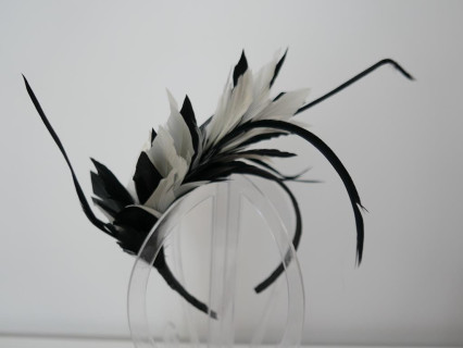 Czarno biały fascynator z piór