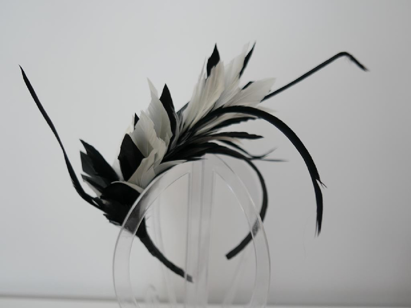 Czarno biały fascynator z piór