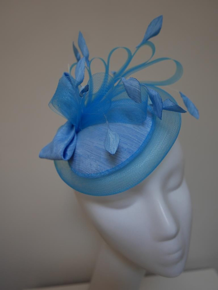 Błękitny mini toczek z tkaniny z crin