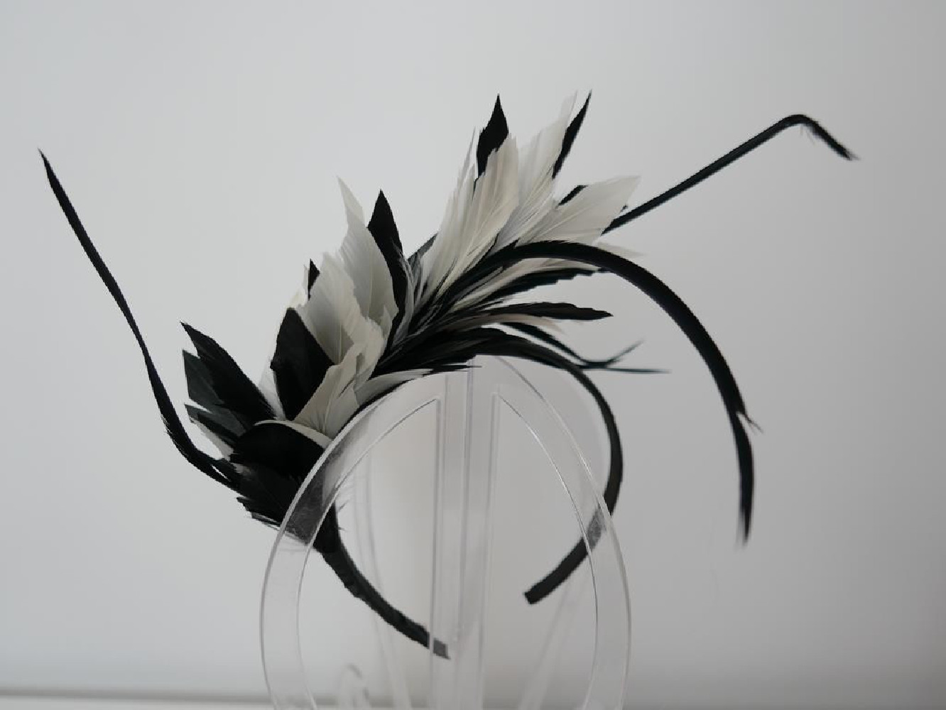 Czarno biały fascynator z piór