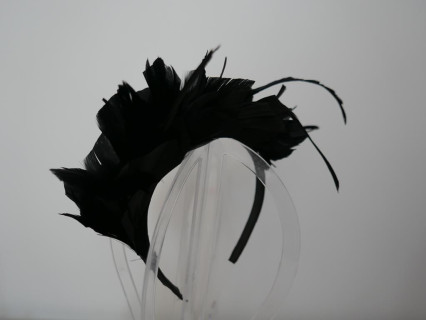 Czarny fascynator z piór