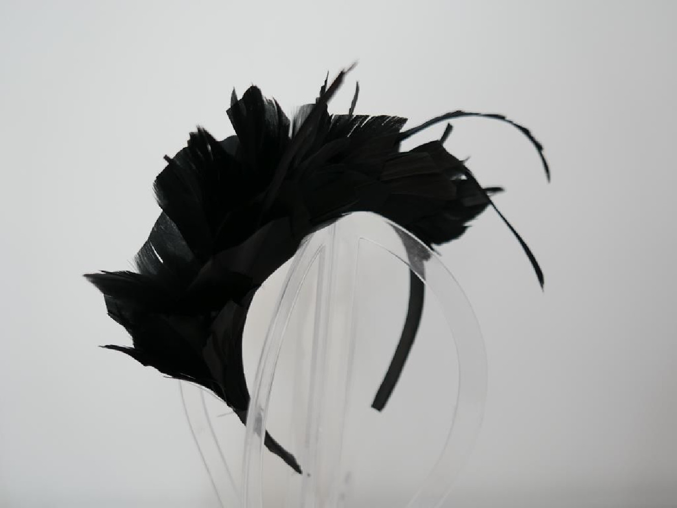 Czarny fascynator z piór