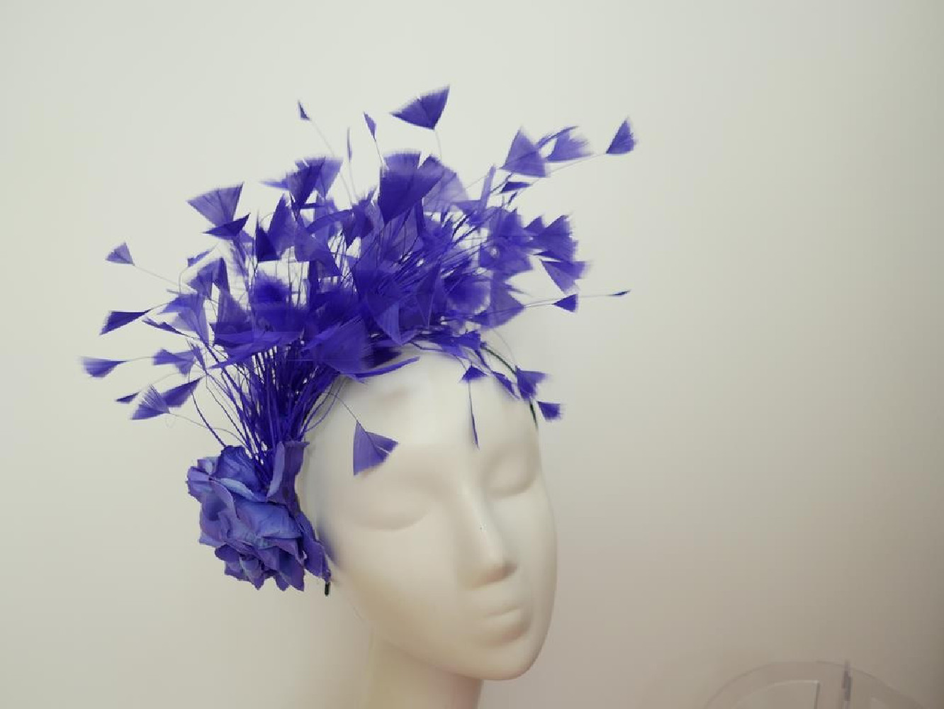 Kobaltowy fascynator z piór