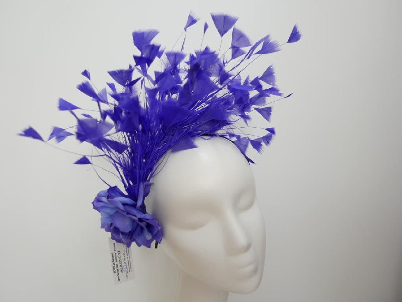 Kobaltowy fascynator z piór