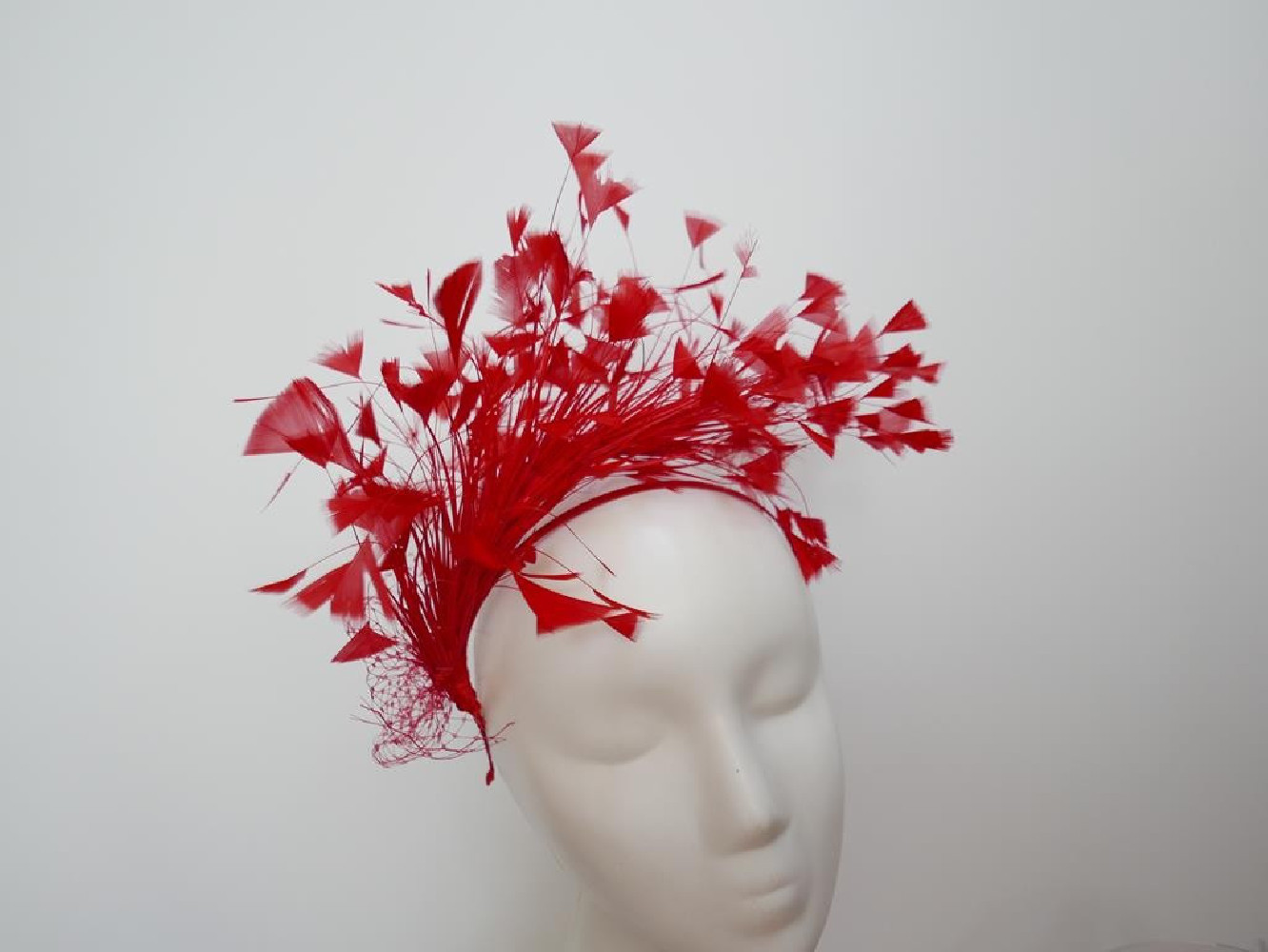 Czerwony fascynator z piór