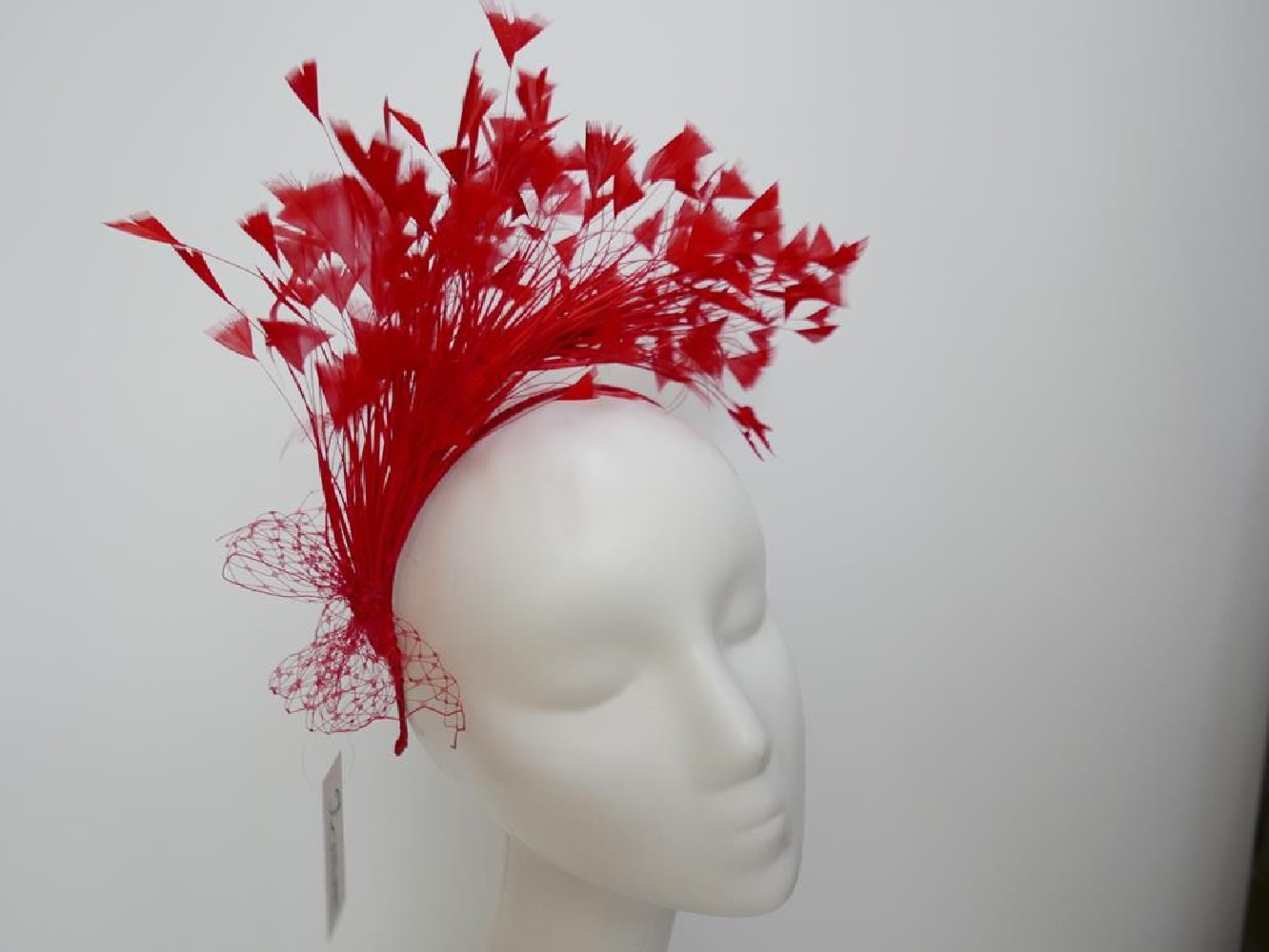 Czerwony fascynator z piór
