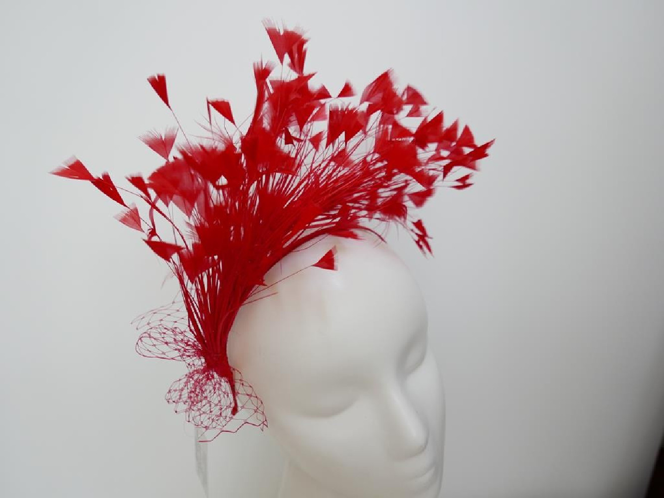 Czerwony fascynator z piór