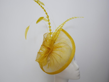 Zółty fascynator z sinamay z piórami na przepasce