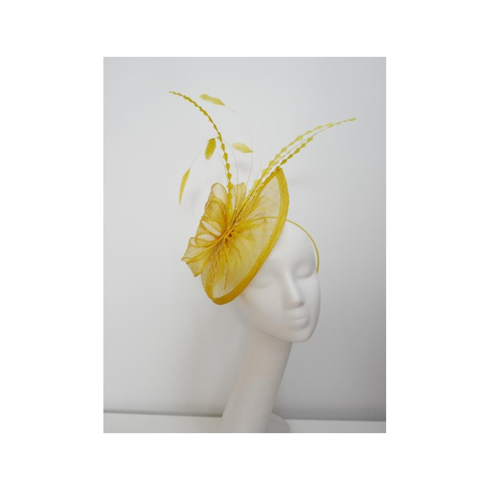 Zółty fascynator z sinamay z piórami na przepasce