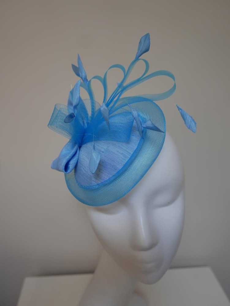 Błękitny mini toczek z tkaniny z crin