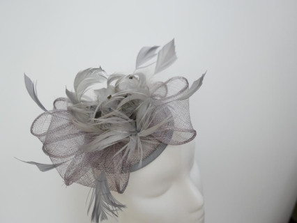 Szary fascynator z sinamay z piórami na przepasce