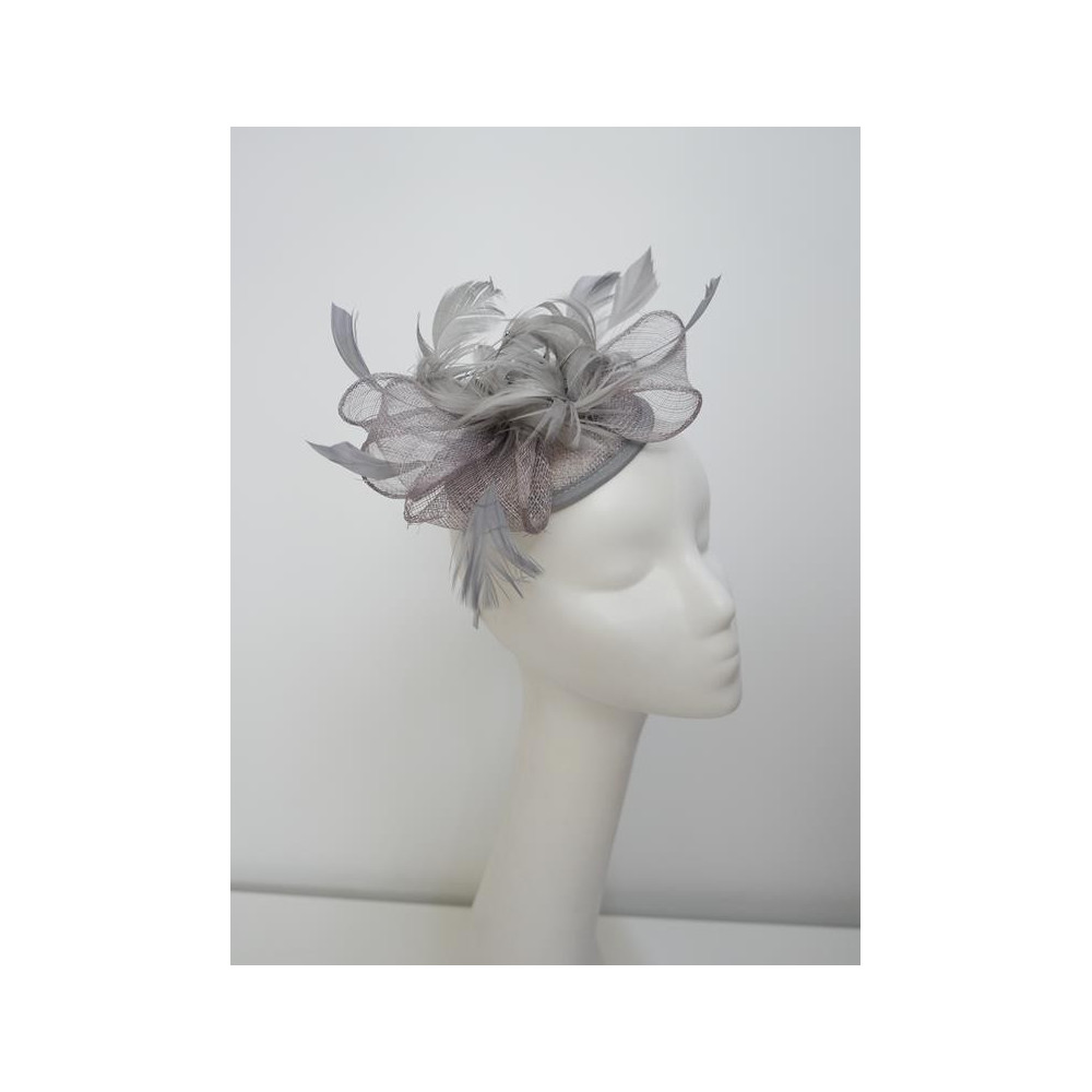 Szary fascynator z sinamay z piórami na przepasce