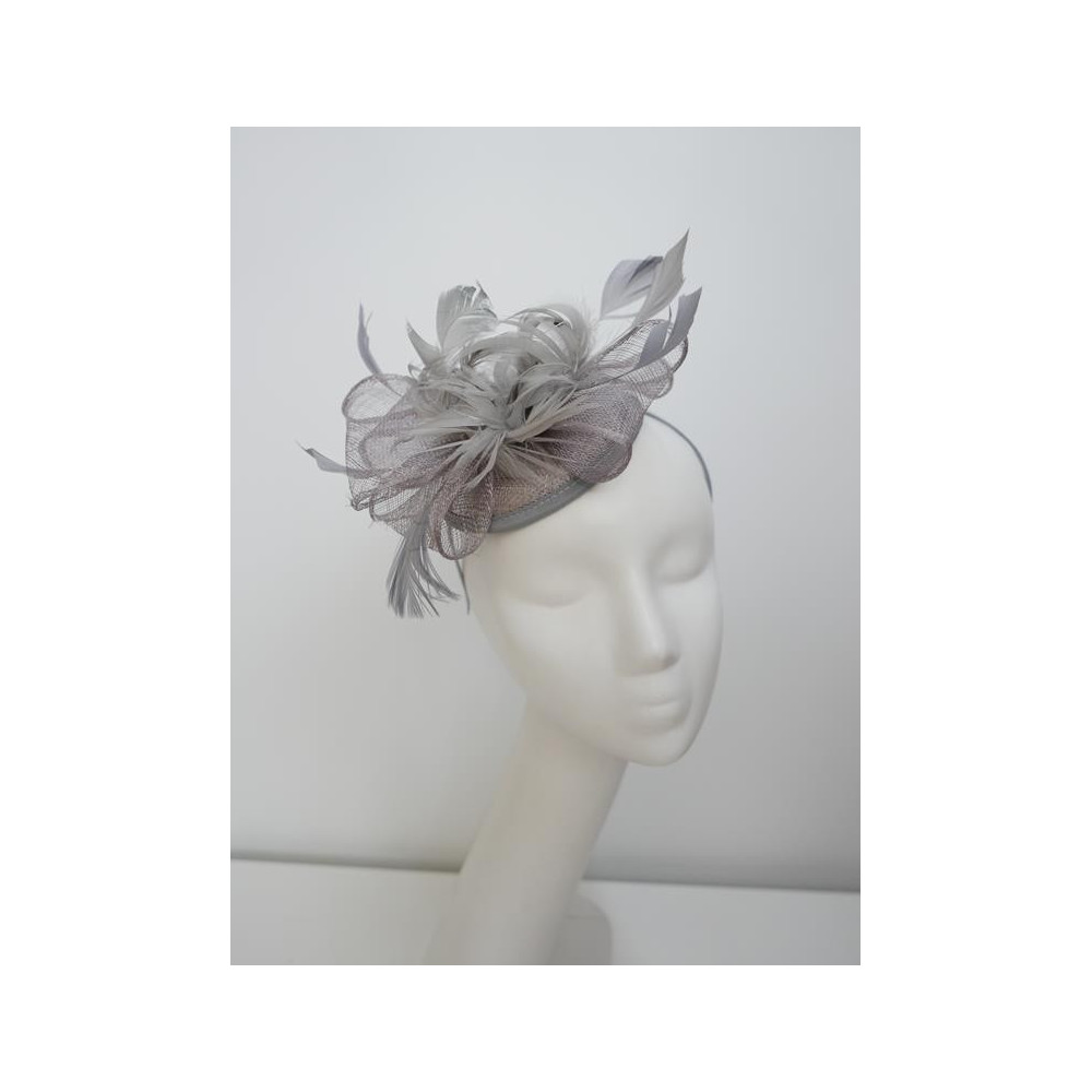 Szary fascynator z sinamay z piórami na przepasce